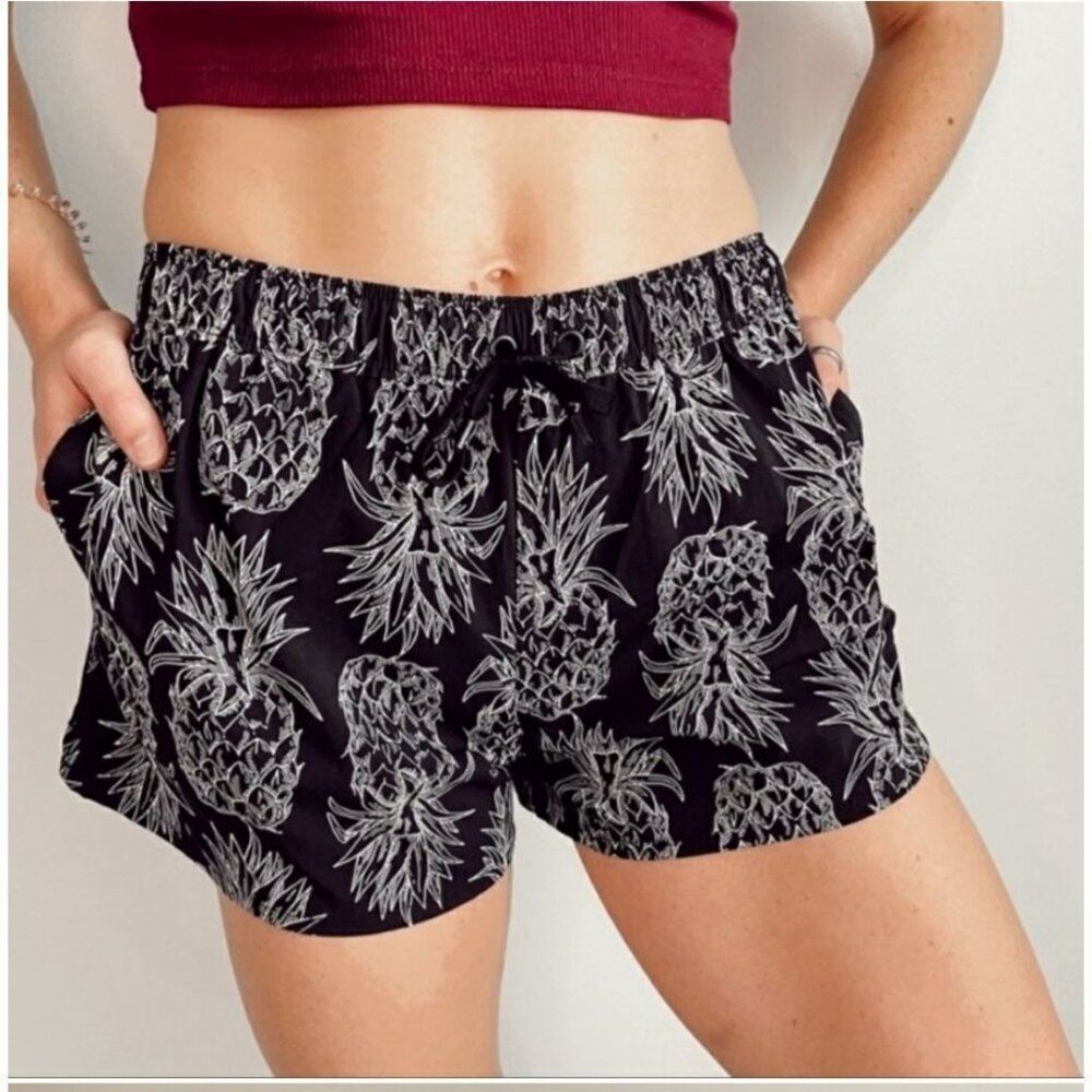 Lauren James Pineapple Print Shorts M Black & White Festival Beach Resort Cruise